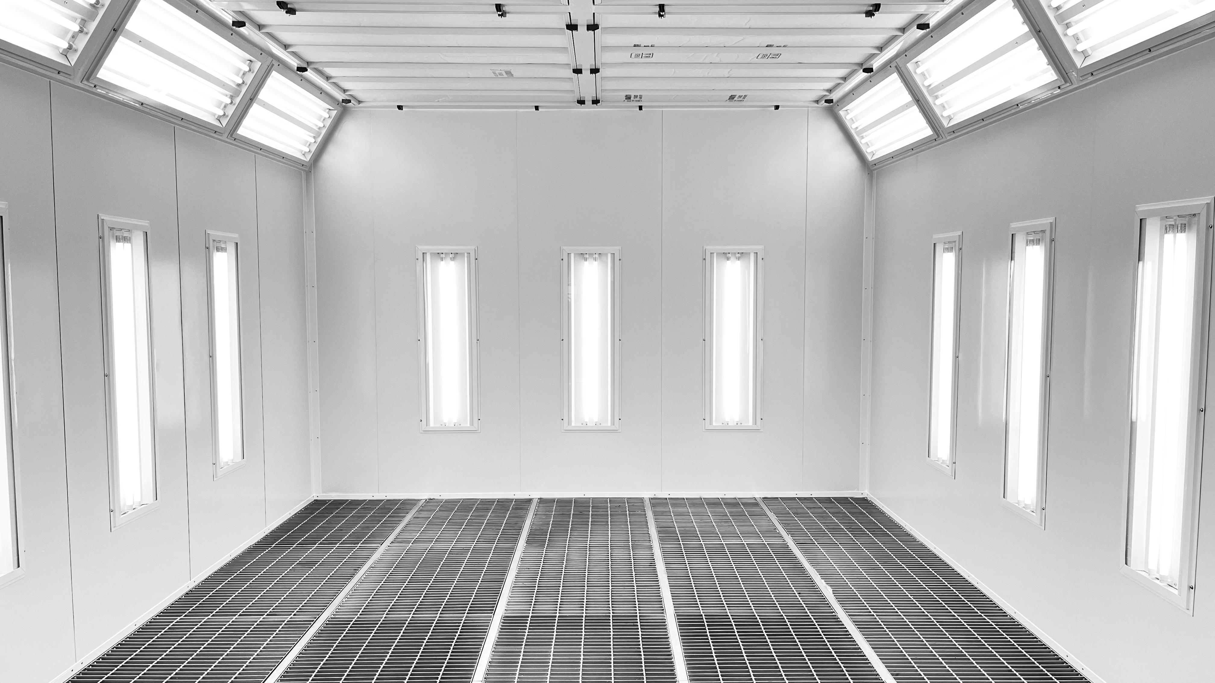 Schwarzes Fahrzeug – Frontperspektive nach Lackfinish