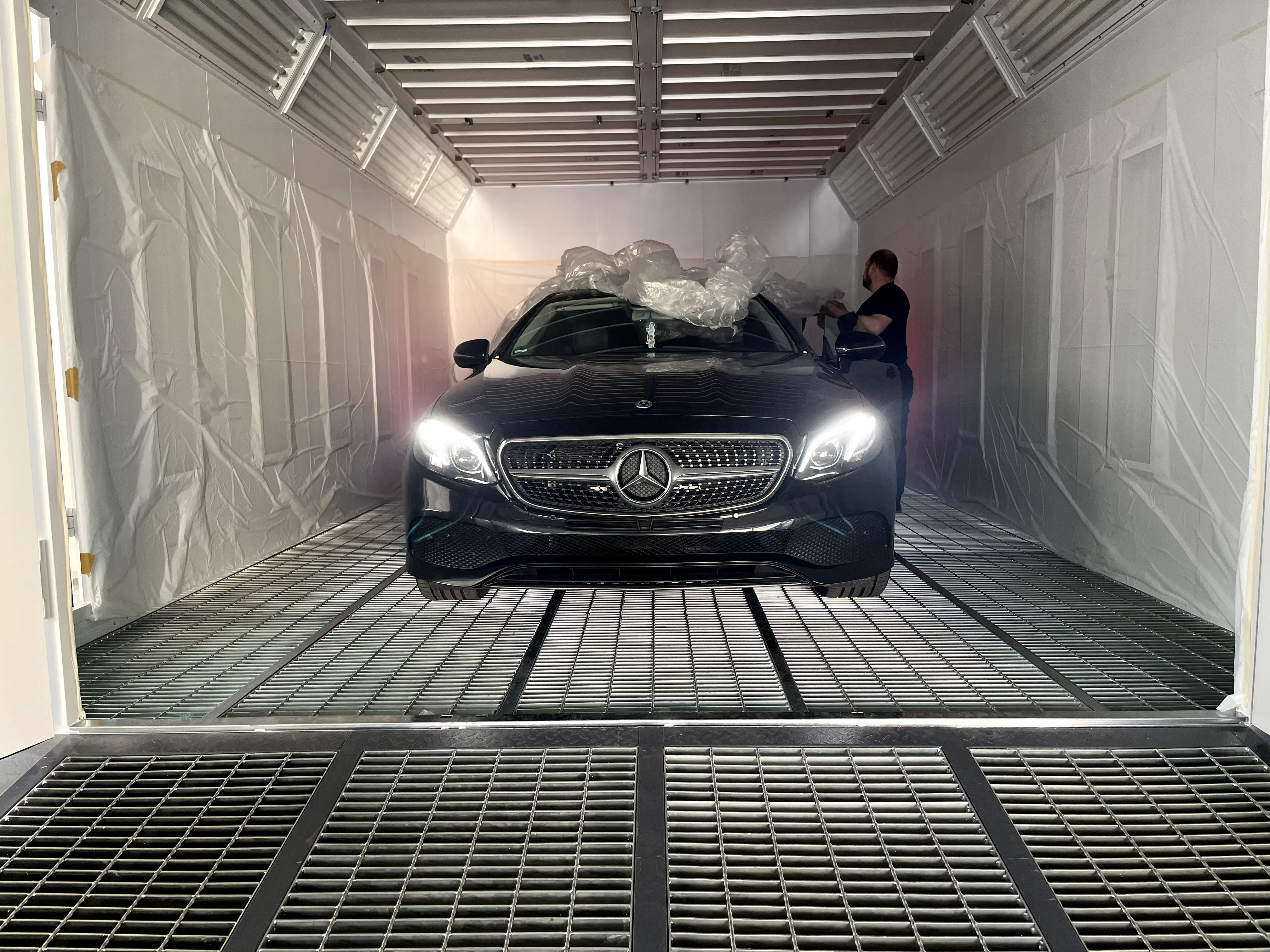 Schwarzes Fahrzeug – Frontperspektive nach Lackfinish